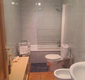 a bathroom with a toilet and a tub and a sink at El Mirador del Esla in Villanueva de las Manzanas +5 photos