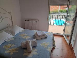 a bedroom with a bed with towels on it at El Mirador del Esla in Villanueva de las Manzanas
