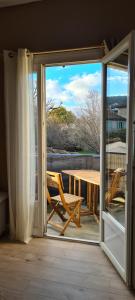 En balkon eller terrasse på Appartement Cozy avec Clim, Balcon et Parking Gratuit