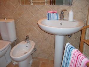 A bathroom at VILLA SINGOLA -SOLE-LUNA-Casavilladusoleil Még 37 kép