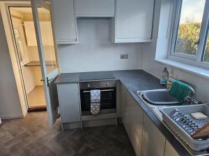 Dapur atau dapur kecil di Lovely Abingdon Property-- recently refurbished, available NOW for long and short term stays