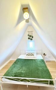 een witte slaapkamer met een bed op zolder bij Lust auf Meer - Ferienwohnung in Cuxhaven