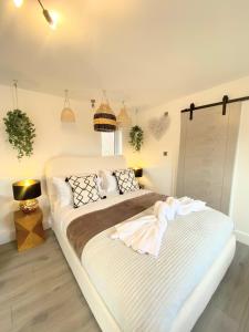 柯克麦科尔Kaoglen - Bali Pod - Hot Tub -Cairngorms - Pitlochry的房间里有一张大床的卧室