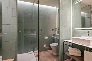 Koupelna v ubytování Hotel Via Augusta + 37 fotografií