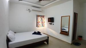 Postel nebo postele na pokoji v ubytování Dwarka Residency Inn
