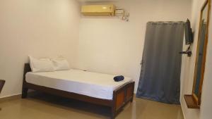 Postel nebo postele na pokoji v ubytování Dwarka Residency Inn