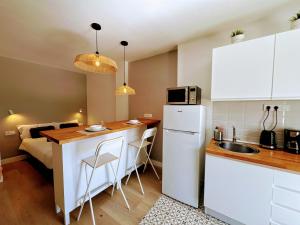 Η κουζίνα ή μικρή κουζίνα στο Koka15 Pool by Wave Properties +28 φωτογραφίες