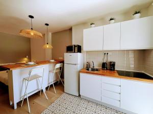 Η κουζίνα ή μικρή κουζίνα στο Koka15 Pool by Wave Properties