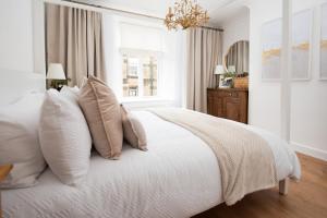 Katil atau katil-katil dalam bilik di Beautiful Alnwick Apartment Two