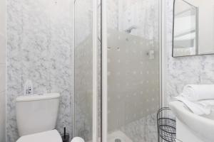 a bathroom with a shower and a toilet and a sink at NEW! Central Studio, Free Parking, WiFi, 5 Min to Train Station in Spon End