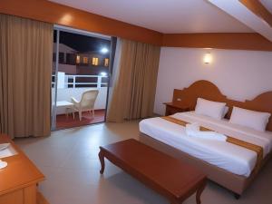 Postel nebo postele na pokoji v ubytování Hack Patong Beach Hotel