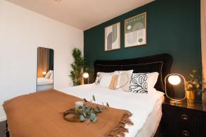 una camera da letto con un letto grande con pareti verdi di Old Town apartment with Amazing View from the Balcony a Bucarest