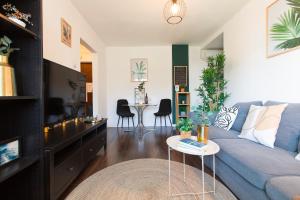 un soggiorno con un divano blu e un tavolo di Old Town apartment with Amazing View from the Balcony a Bucarest