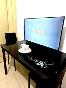 Una televisión o centro de entretenimiento en Sea Residences - Jan 0976-206-7884