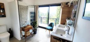 ein Badezimmer mit Waschbecken und Toilette und einem Fenster in der Unterkunft Les Cyprès de Chaume in Vidauban + 33 Fotos