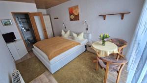 Letto o letti in una camera di Pension Am Kirschberg