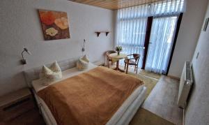 Letto o letti in una camera di Pension Am Kirschberg