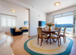 TV a/nebo společenská místnost v ubytování Villa Azzurro with Private Beach
