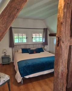 Ένα ή περισσότερα κρεβάτια σε δωμάτιο στο Le Cottage du Manoir de Bellou - Charme et Sérénité - 6p