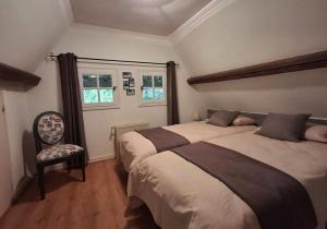 Ένα ή περισσότερα κρεβάτια σε δωμάτιο στο Le Cottage du Manoir de Bellou - Charme et Sérénité - 6p