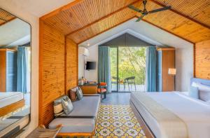 Postel nebo postele na pokoji v ubytování Flora Vythiri Resort Wayanad