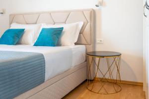 Postel nebo postele na pokoji v ubytování Villa Azzurro with Private Beach