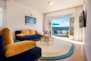Posezení v ubytování Villa Azzurro with Private Beach