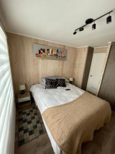 a bedroom with a large bed in a room at Acogedora casa cerca del mar in San Pedro de la Paz