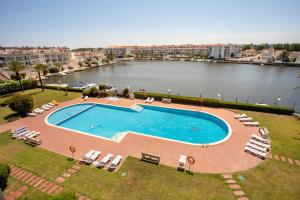 Bazén v ubytovaní 1007 Apartamento planta baja Lago San Maurici by homeselectspain alebo v jeho blízkosti