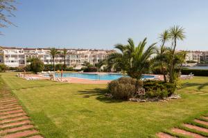 Bazén v ubytovaní 1007 Apartamento planta baja Lago San Maurici by homeselectspain alebo v jeho blízkosti