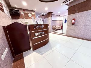 a lobby with a reception desk in a building at شقق اجنحة الروزا للشقق المخدومة in Buraydah +29 photos