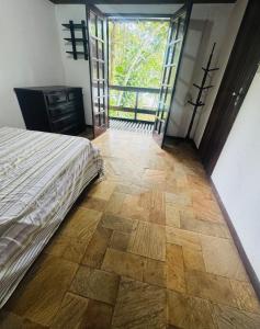 Ένα ή περισσότερα κρεβάτια σε δωμάτιο στο Casarão Pé na Areia +9 φωτογραφίες