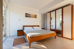 Postel nebo postele na pokoji v ubytování Villa Azzurro with Private Beach