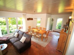 ein Wohnzimmer mit Sofa und Tisch in der Unterkunft Seweko - Ferienhaus am Donnerberg - Kamin & Küche in Wittstock