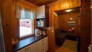 a kitchen and living room in a tiny house at Paimentupa Majavaranta-mökki in Yläkoli