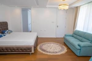 ナニュキにあるIvory Mansion, a luxurious 5br Villa nestled on 3acres with stunning views in Nanyukiのベッドとソファのあるリビングルーム