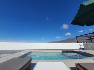 a swimming pool with a view of the ocean at Casa Camino Real in Los Barros