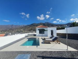 a villa with a swimming pool and a patio at Casa Camino Real in Los Barros