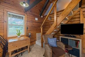 TV a/nebo společenská místnost v ubytování Nature's Nook - Fire Pit & Near Fishing & Golf + 18 fotografií
