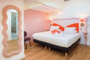 a bedroom with a bed with a large mirror at Best Western Hotel Lakmi Nice in Nice