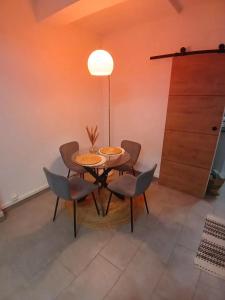 a dining room with a table and chairs at Studio accueillant à Toulon - Vue sur la ville in Toulon