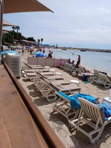 a group of chairs and people on a beach at Studio accueillant à Toulon - Vue sur la ville in Toulon +7 photos