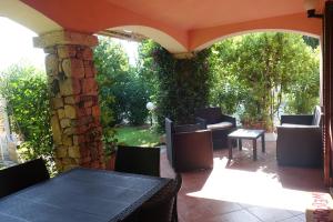an outdoor patio with a table and chairs at Vacanze a Villa Ortensia in San Teodoro