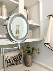 ein Badezimmer mit einem Spiegel auf einem Waschbecken in der Unterkunft Direct Luxury Oceanfront - On The Beach! KING BED, 2 Pools & Bar! in Hilton Head Island + 55 Fotos