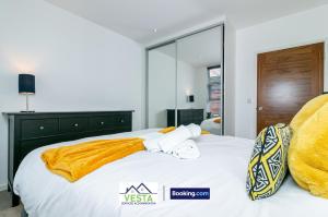 Ένα ή περισσότερα κρεβάτια σε δωμάτιο στο One Bedroom Apartment By Vesta Serviced Accommodation & Short Lets St Albans With Free Parking & Free WiFi