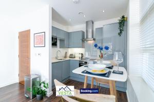 Η κουζίνα ή μικρή κουζίνα στο One Bedroom Apartment By Vesta Serviced Accommodation & Short Lets St Albans With Free Parking & Free WiFi +21 φωτογραφίες