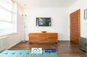 Μια τηλεόραση ή/και κέντρο ψυχαγωγίας στο One Bedroom Apartment By Vesta Serviced Accommodation & Short Lets St Albans With Free Parking & Free WiFi