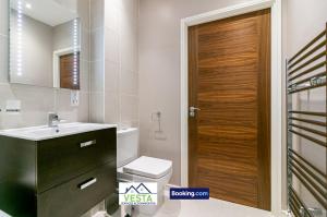 Ένα μπάνιο στο One Bedroom Apartment By Vesta Serviced Accommodation & Short Lets St Albans With Free Parking & Free WiFi