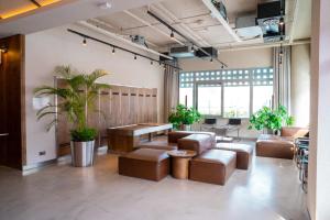 伊斯坦布尔The Superior Living Kağıthane的大厅,在大楼里长沙发和植物
