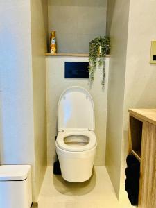 a bathroom with a toilet with the lid up at Studio flat in Fitzrovia in London